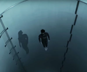 Прыжок в самый глубокий в мире бассейн. Завораживает и пугает!