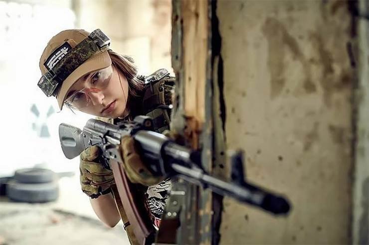 She is russian. Елена Делигиоз в военной форме. Елена Делигиоз Airsoft. Красивые девушки военные косплей. Косплей Российской армии.