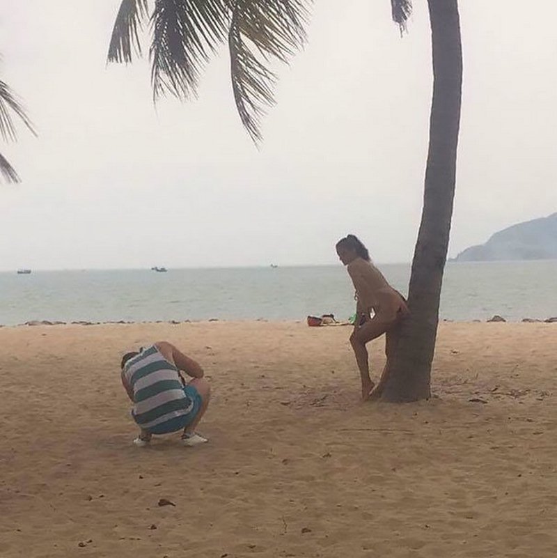 Once hidden. Фото что то не то парень с девушкой сидят под пальмой. Gf Beach touchi stranger.