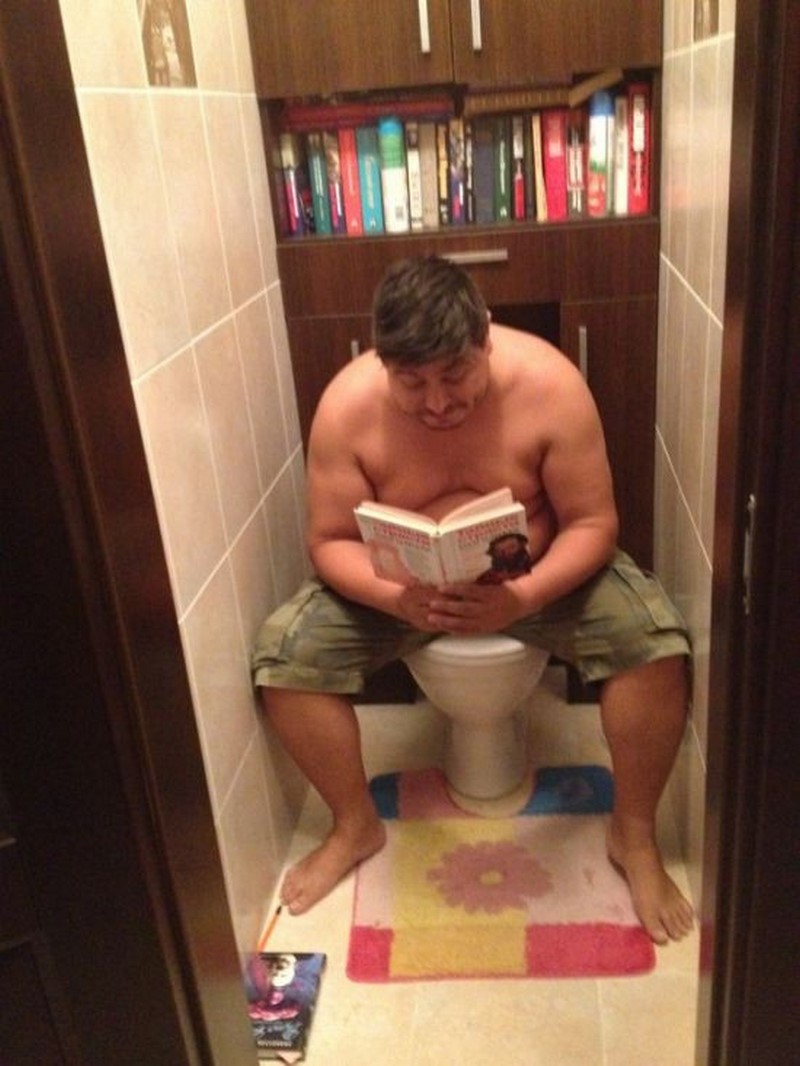 Муж смотрит в туалете. Толстый человек в сортире. Библиотека в туалете.