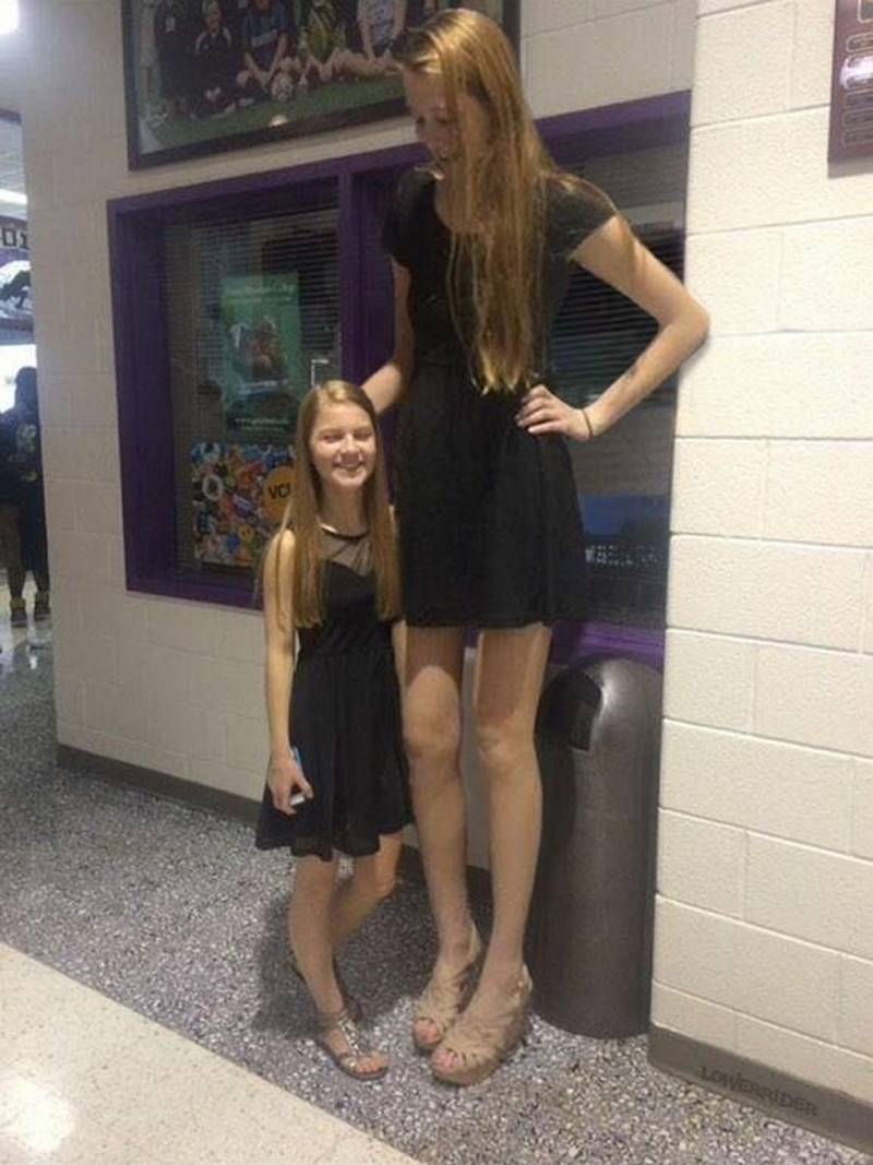 8 9 tall. Высокая и низкая девушка. Высокие девушки. Девушки маленького роста. Высокая девушка и низкая девушка.