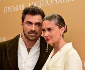 Беременная третьим ребенком Муцениеце показала, как они с Дрангой выбирали свадебное платье.