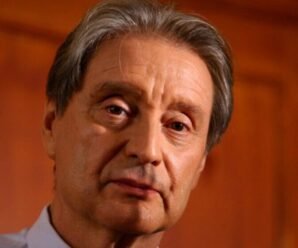 Нежно целует 85-летнего мужа: 66-летняя жена Смехова показала редкое фото в объятиях супруга
