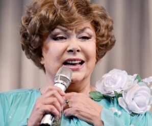 Живет одна в деревне, передвигается на коляске: фото 88-летней Пьехи без макияжа и в парике опечалило поклонников