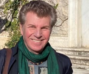 Рыдала, зажмурив глаза от горя: 60-летняя жена Евдокимова не может смириться с утратой.