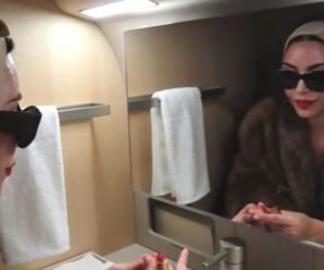 Ким Кардашьян показала обнаженную грудь в прозрачных колготках на борту частного самолета